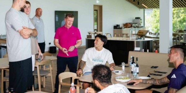 联动！祖巴茨等NBA球员造访卡灵顿，获赠曼联球衣